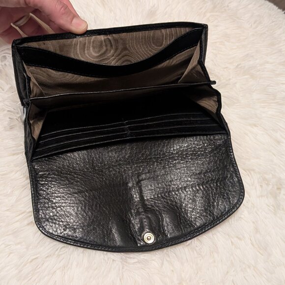 Chloé, Long Wallet Black Leather with Gold Bow Detail - Picture 11 of 13